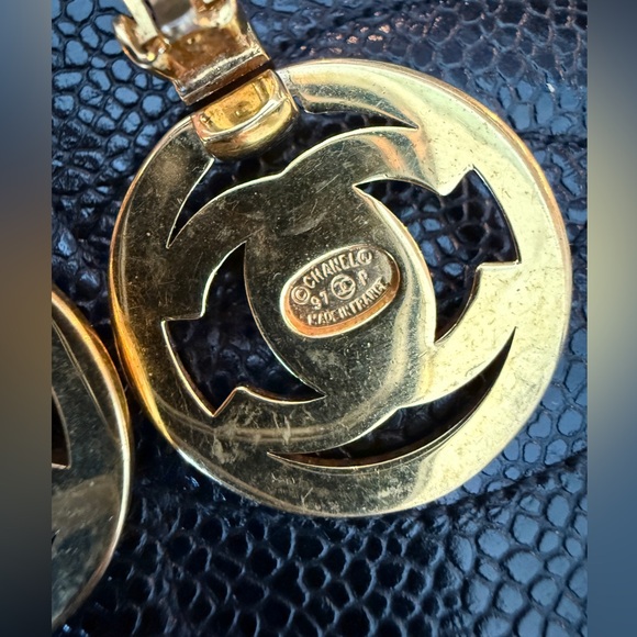 LOT 1728 24K gold plated CHANEL vintage turn lock dangle clip on earrings - Picture 3 of 9